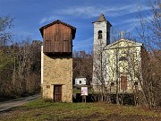 08 Salendo a Reggetto in auto Chiesa storica di San Bartolomeo con vista sul Corno Zuccone (a sx-angolo in alto)